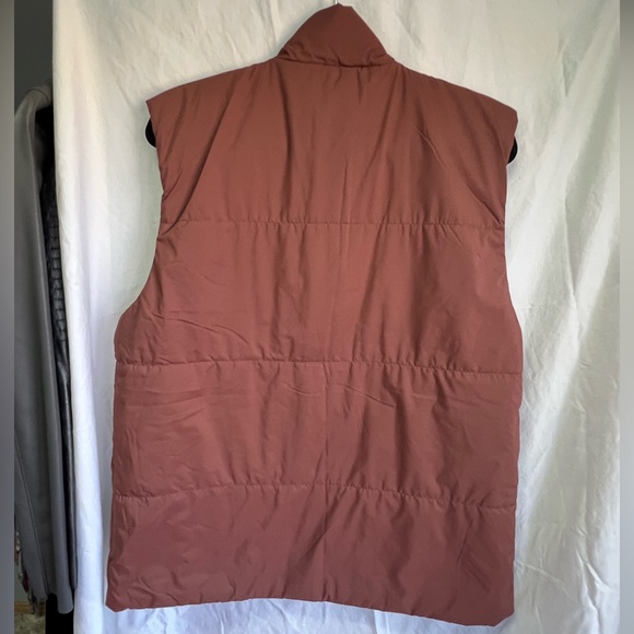 Vuori Echo Insulated Vest in Cedar Rust Red – Size L – NWT - Picture 6 of 8